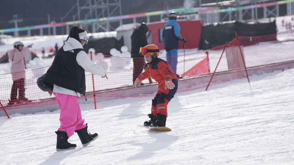 新疆首个“雪假” 滑雪场成了孩子们的主场
