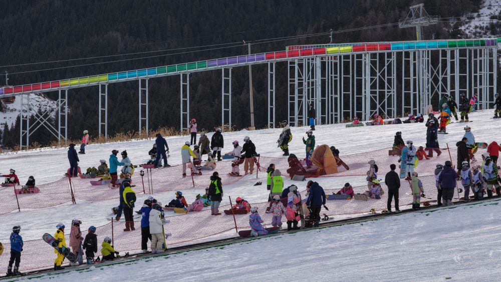 新疆首个“雪假” 滑雪场成了孩子们的主场