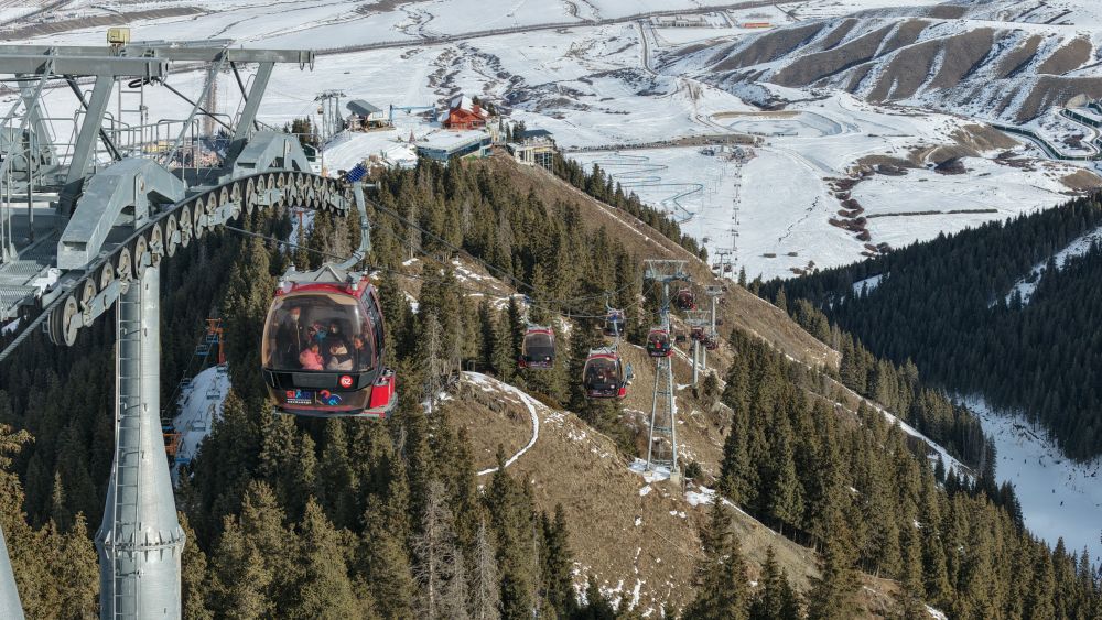 新疆首个“雪假” 滑雪场成了孩子们的主场