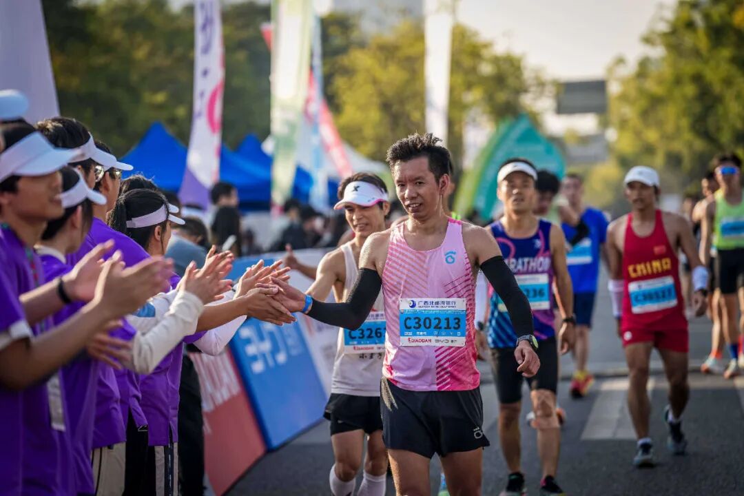 2025南宁马拉松赛|文明与热情共舞 奔跑与温情同行