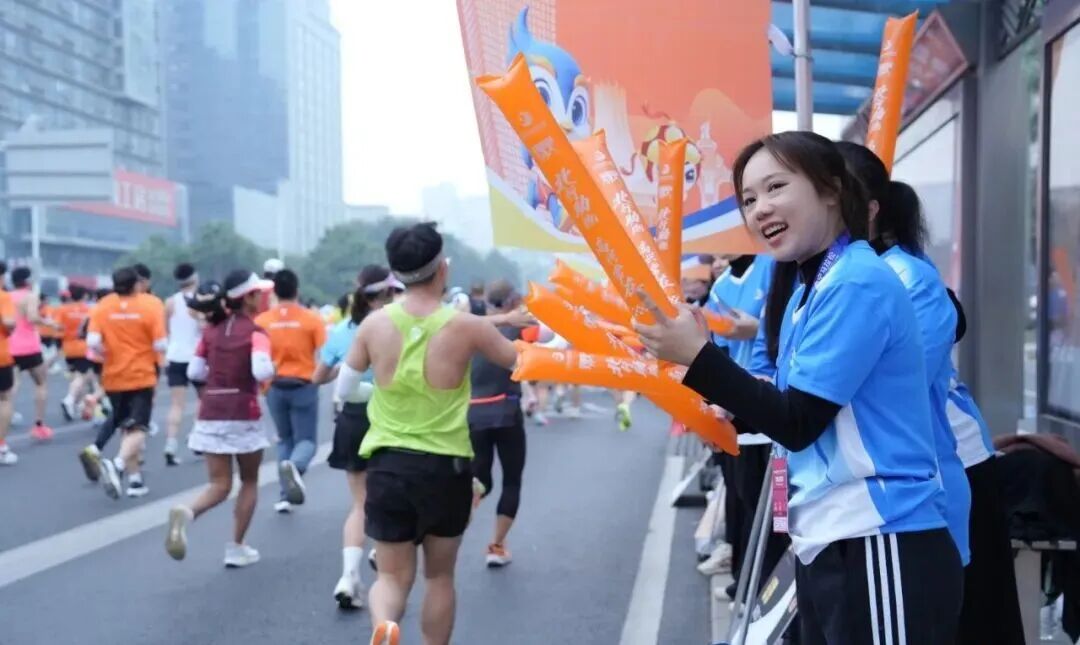2025南宁马拉松赛|文明与热情共舞 奔跑与温情同行