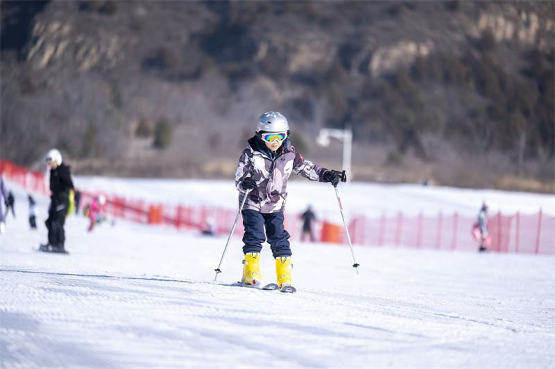 北京延庆石京龙滑雪场新雪季开板 夜场滑雪解锁冬日冰雪新体验