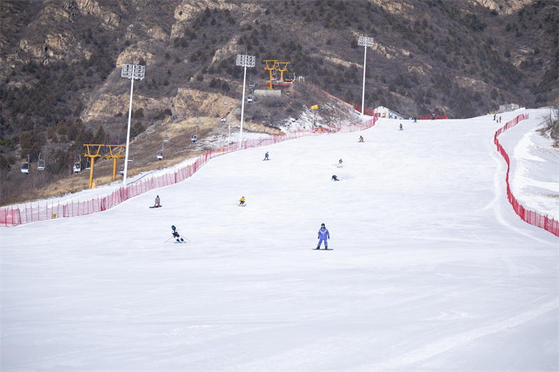北京延庆石京龙滑雪场新雪季开板 夜场滑雪解锁冬日冰雪新体验