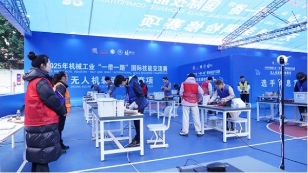 智造飞翼越山海 技能丝路通八方 比赛现场。重庆能源工业技师学院供图