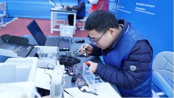 智造飞翼越山海 技能丝路通八方 选手比赛中。重庆能源工业技师学院供图