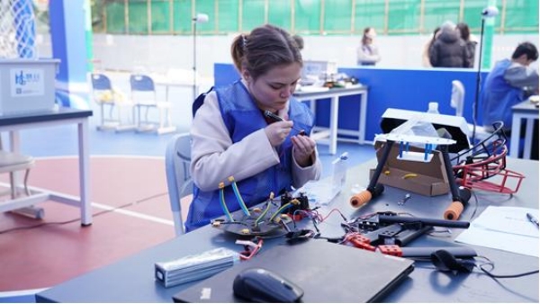 智造飞翼越山海 技能丝路通八方 选手比赛中。重庆能源工业技师学院供图