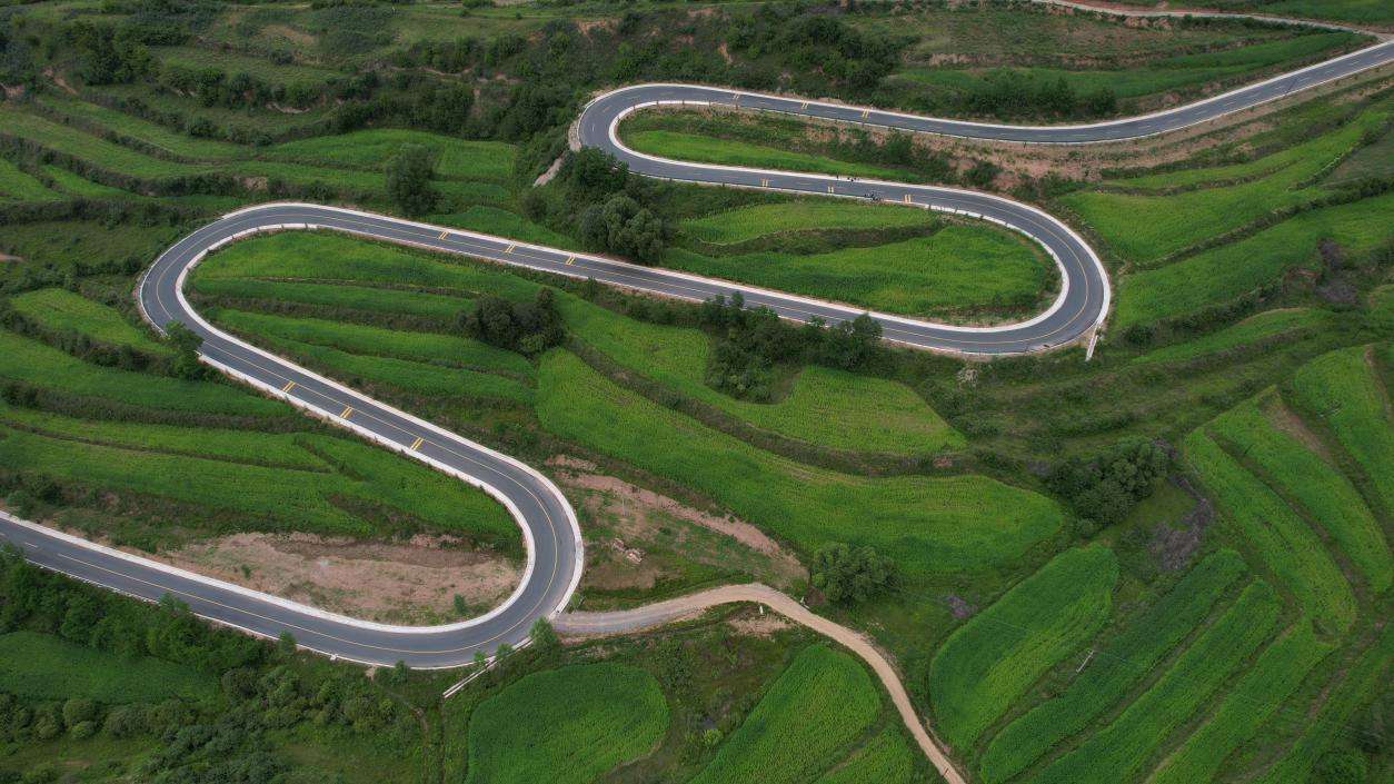 甘肃：“四好农村路”助力和美乡村建设