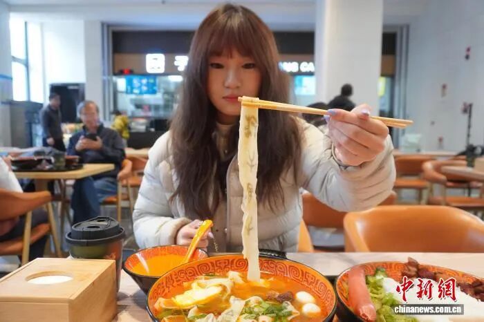 安阳殷墟:“甲骨文面条”走红 游客吃面“沾福气”