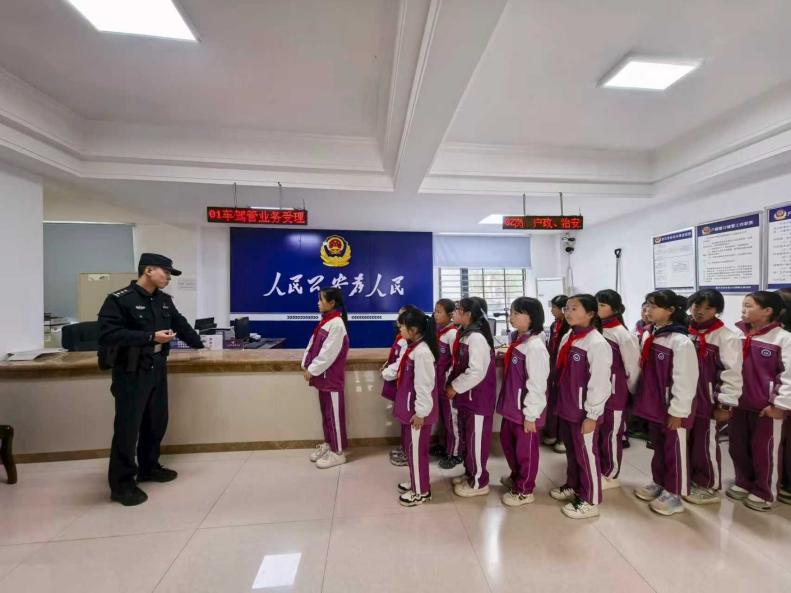 重庆彭水郁山镇小学：“消警营地”研学行 为少年种下责任担当的种子