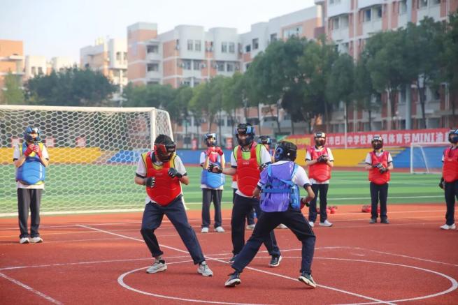 当教师站上渝超赛场，教育内涵与边界正被重新定义