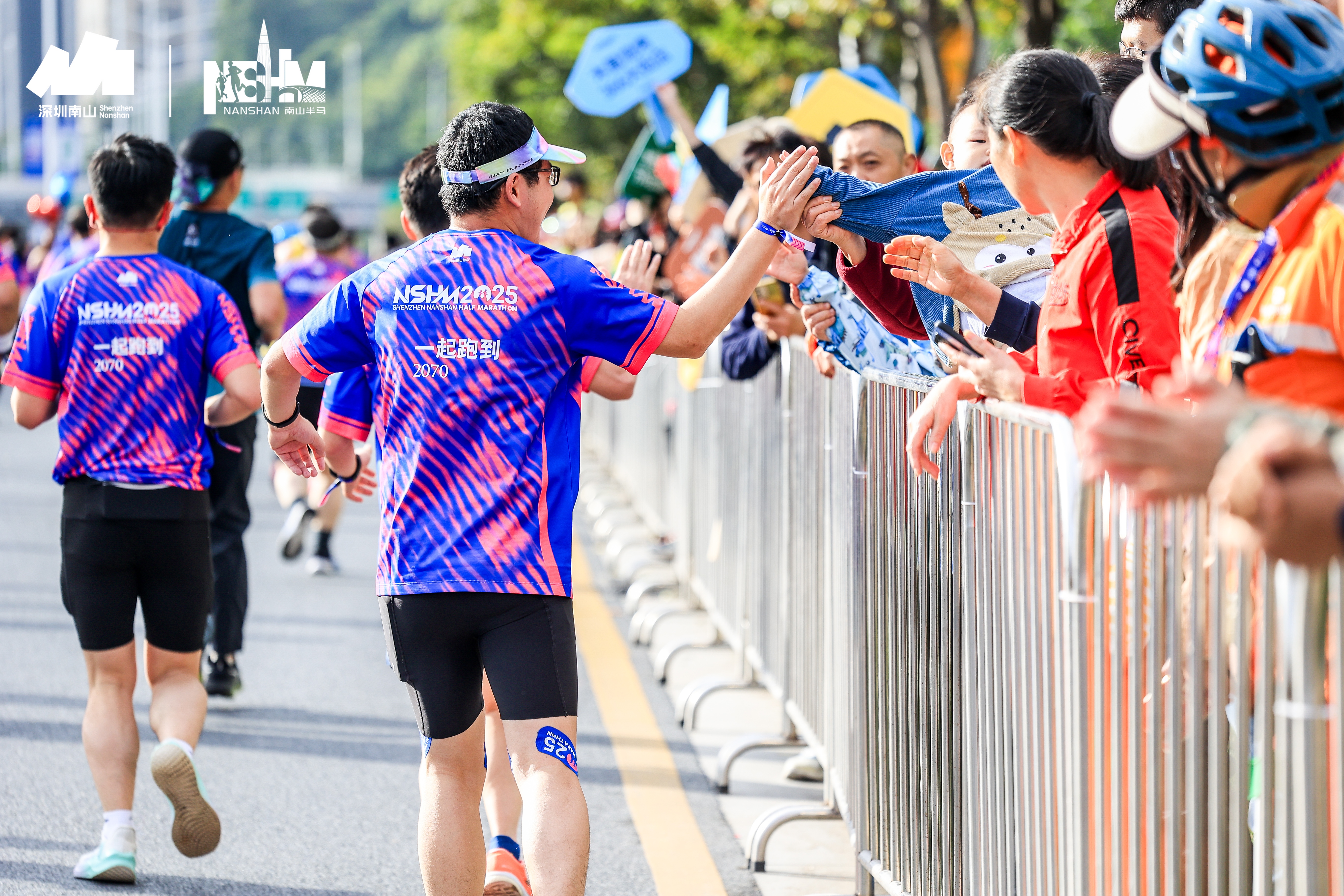 朝霞为你加冕，山海为你喝彩！2025 南山半马热血刷屏