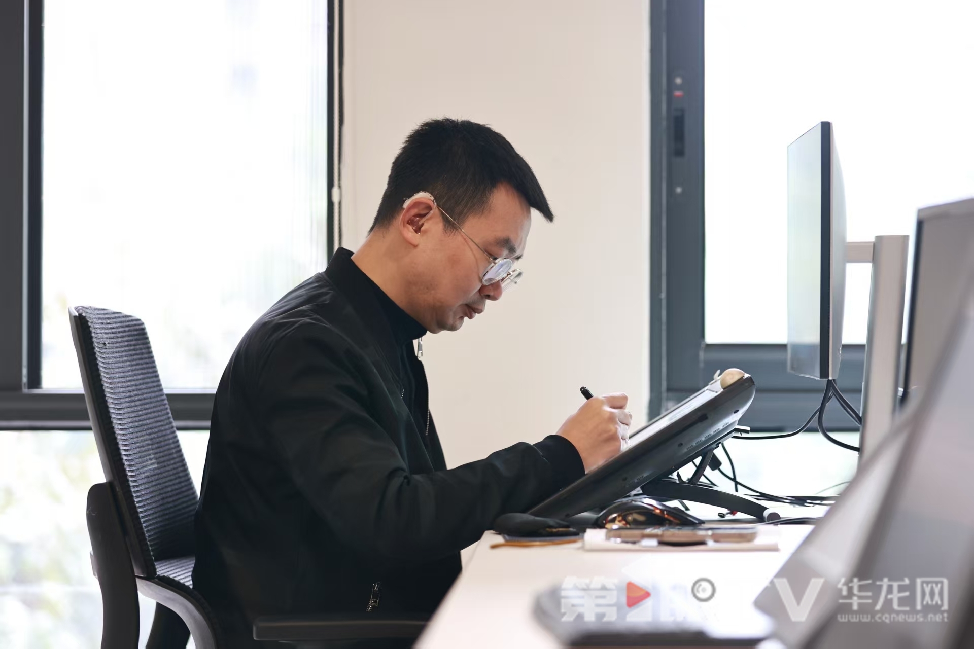 听力障碍挡不住逐梦路 重庆画家莫庭摘得直播大赛金奖 听力障碍挡不住逐梦路 重庆画家莫庭摘得直播大赛金奖