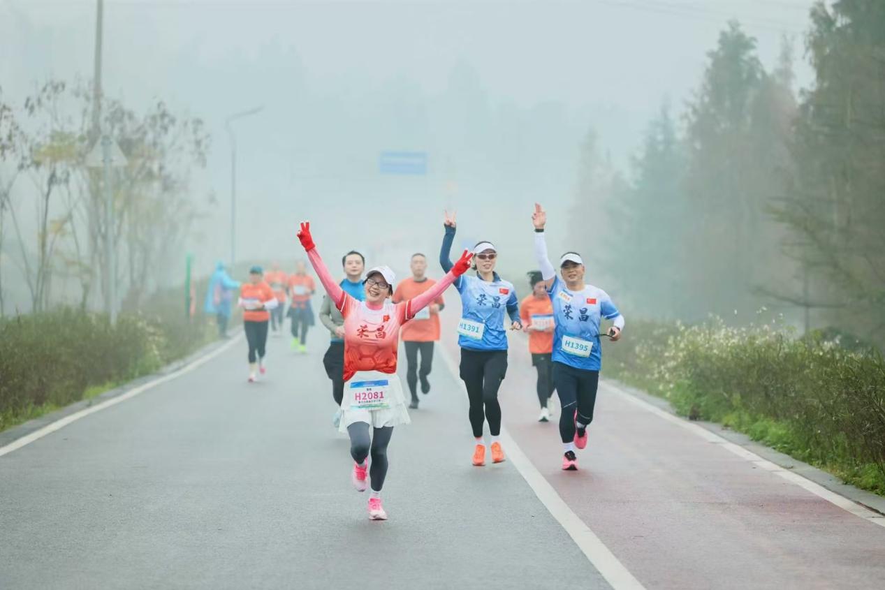 成渝职工健身跑燃动重庆荣昌 冬日赛场尽显劳动奋进风采
