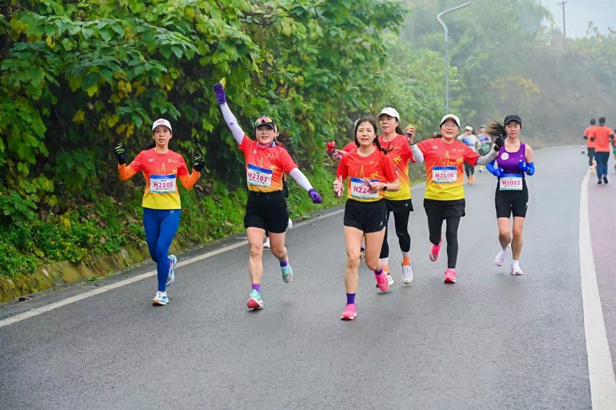 成渝职工健身跑燃动重庆荣昌 冬日赛场尽显劳动奋进风采
