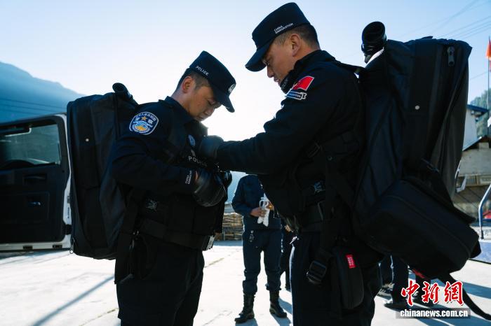 西藏边检总站吉隆边境派出所为界桩描红