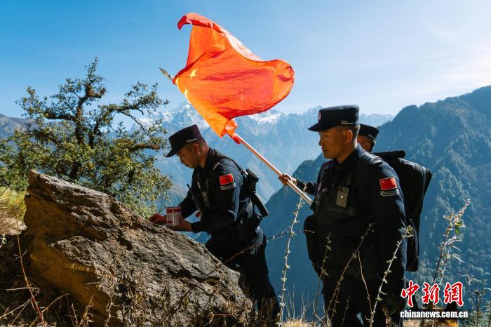 西藏边检总站吉隆边境派出所为界桩描红