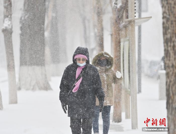 吉林多条高速公路因降雪关闭 部分航班延误
