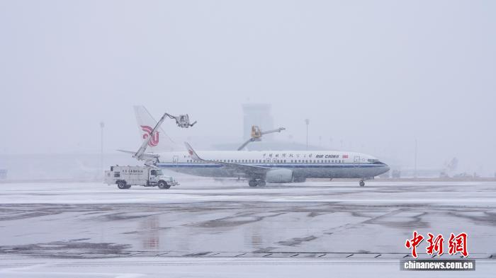 吉林多条高速公路因降雪关闭 部分航班延误