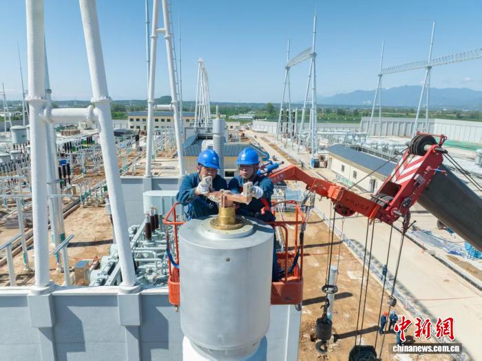 国内首条南北纵向跨越秦岭的750千伏超高压输电线路建成投运