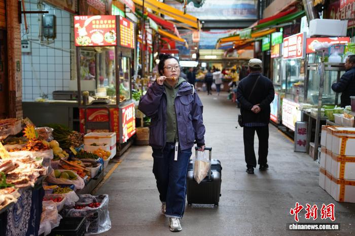 农贸市场里感受“有一种叫云南的生活”