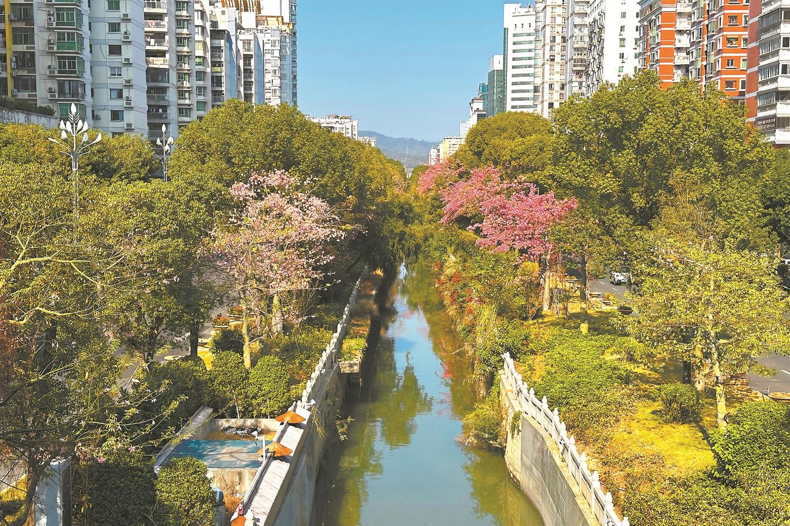 一泓碧水两岸景 清淤护得宜居城