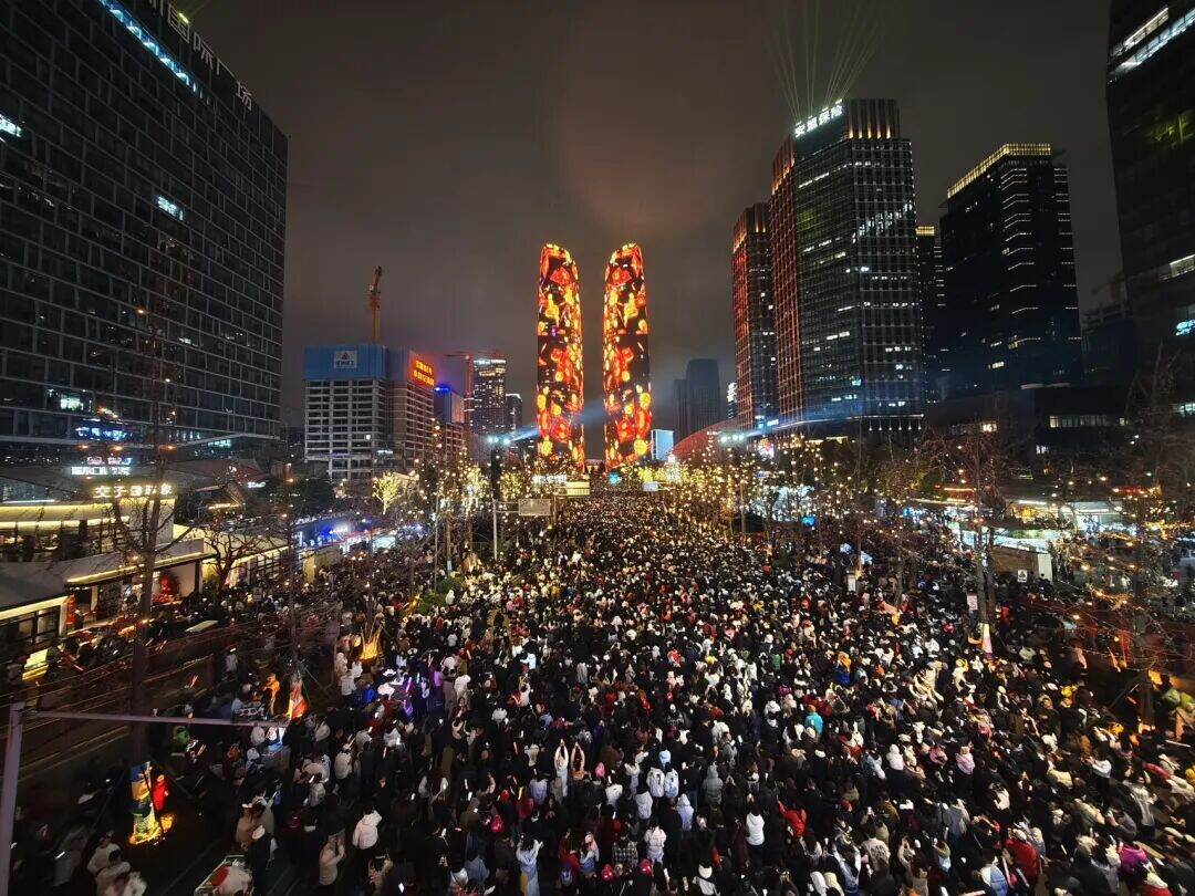 “成都 为你点亮”!12万余人在交子大道跨年 图片