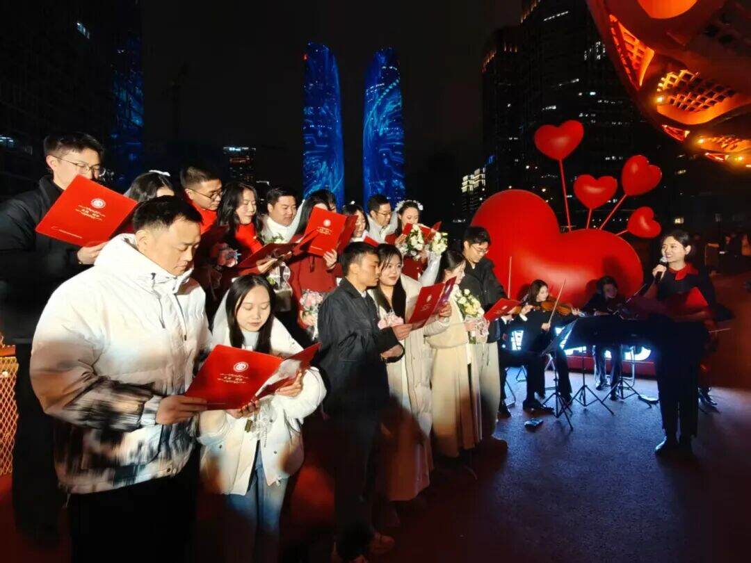 “成都 为你点亮”!12万余人在交子大道跨年 图片