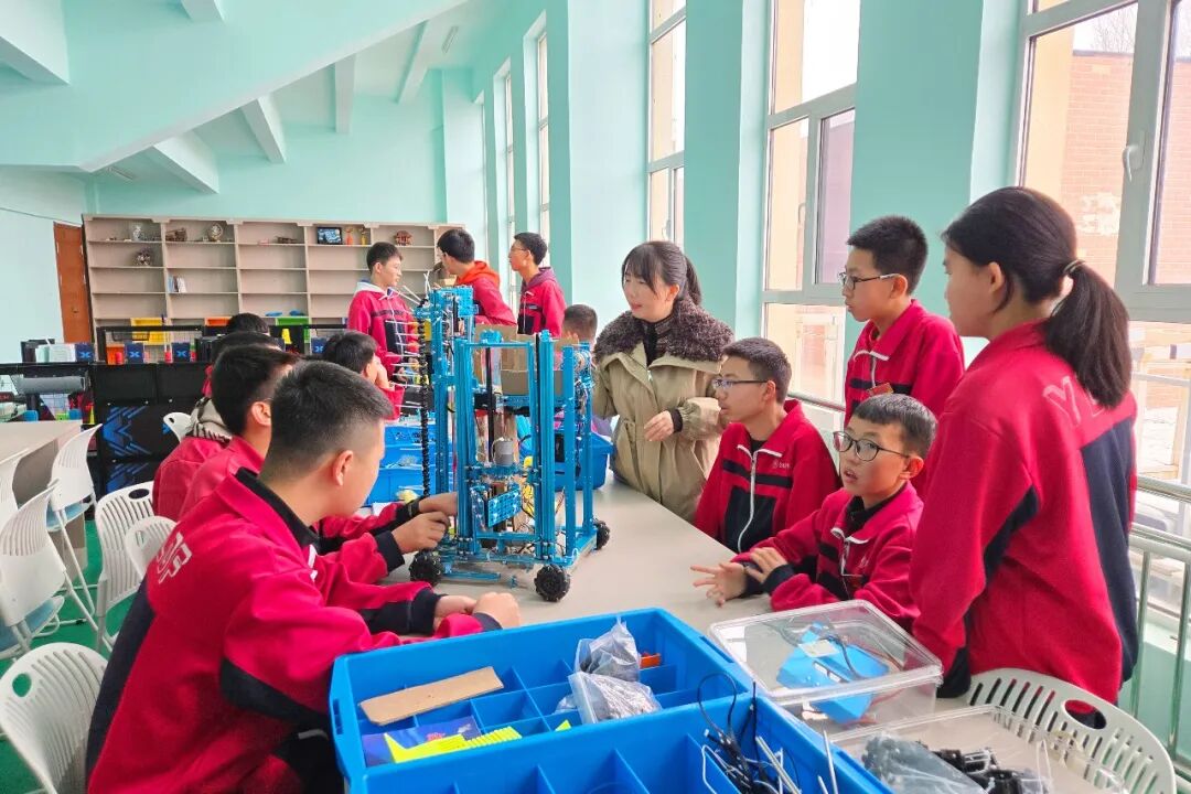 科技赋能成长丨集宁区中小学科技课堂亮点纷呈