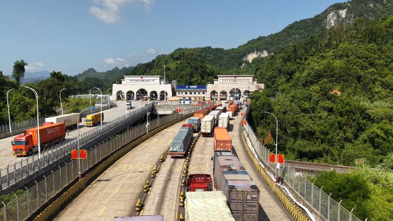 广西友谊关:外籍司乘人员及车辆可享边检快捷通关