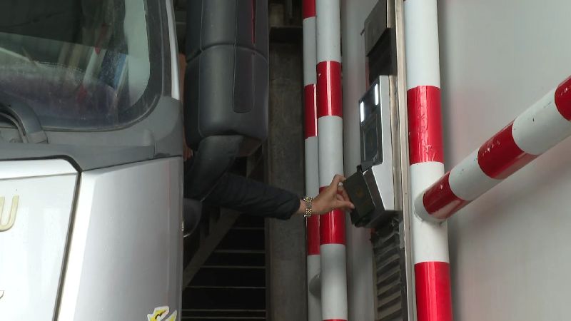 广西友谊关:外籍司乘人员及车辆可享边检快捷通关