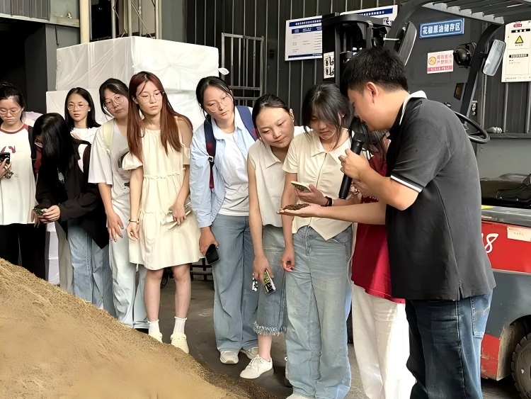 “园中校”实景赋能产教融合 重庆职校学子实现“学得会、用得上” “园中校”实景赋能产教融合 重庆职校学子实现“学得会、用得上”