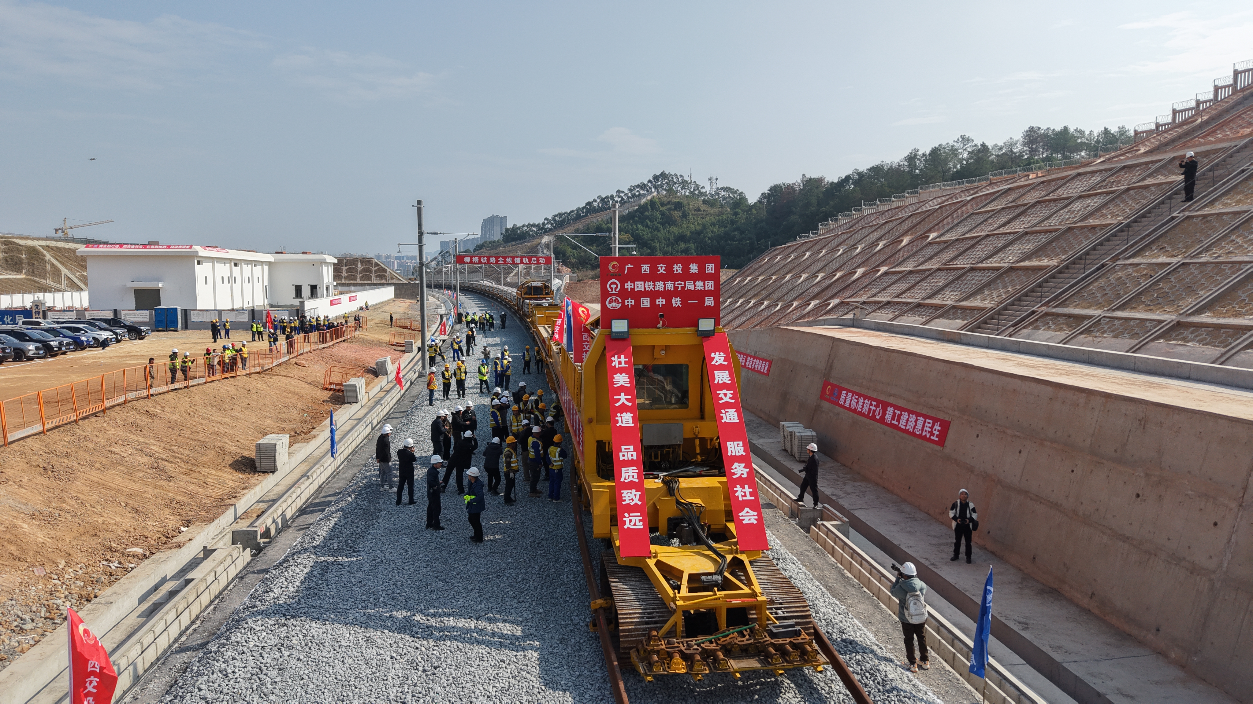 广西柳梧铁路进入全线铺轨阶段