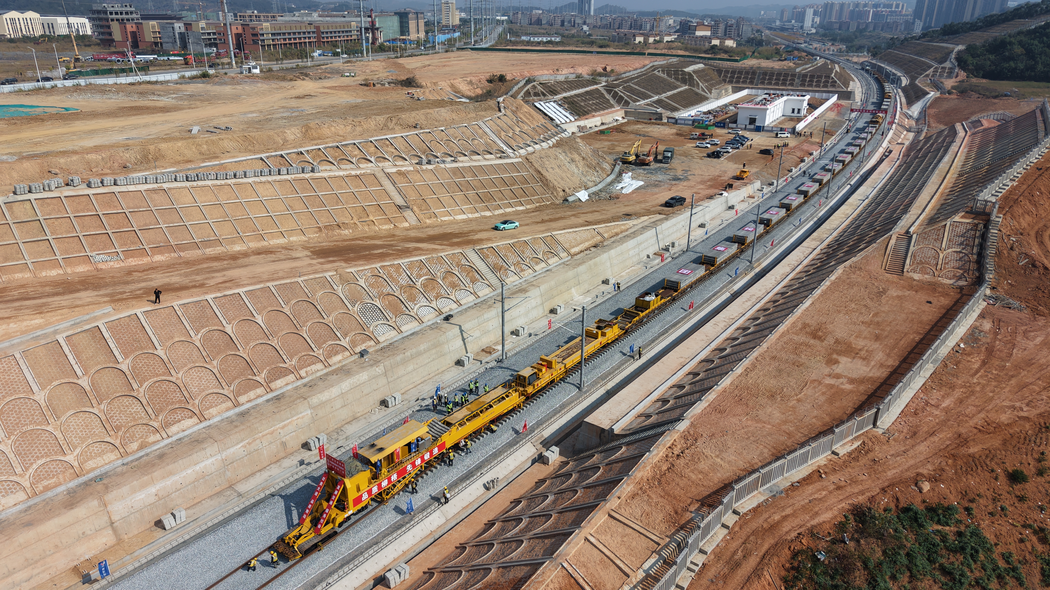 广西柳梧铁路进入全线铺轨阶段