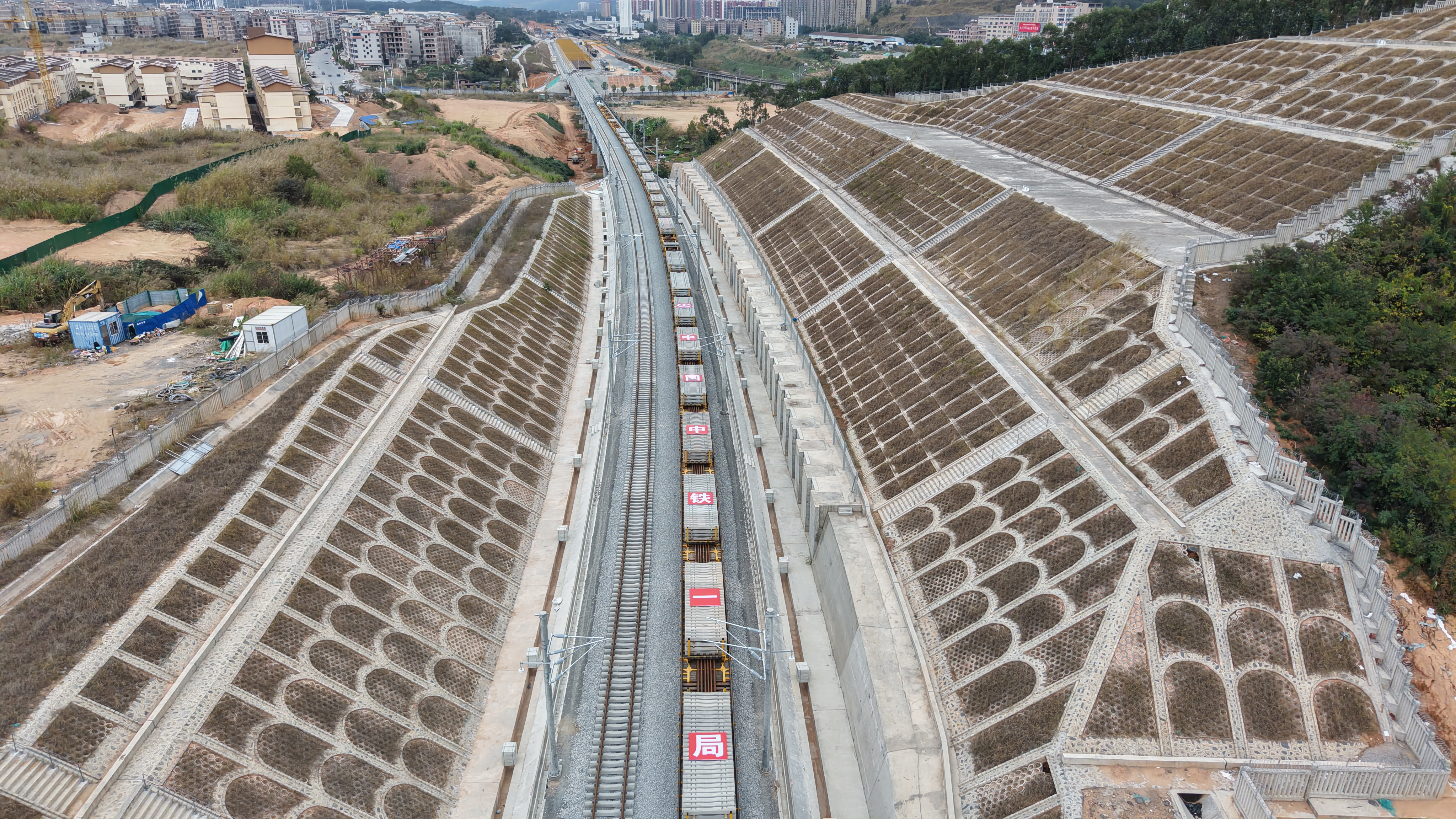 广西柳梧铁路进入全线铺轨阶段