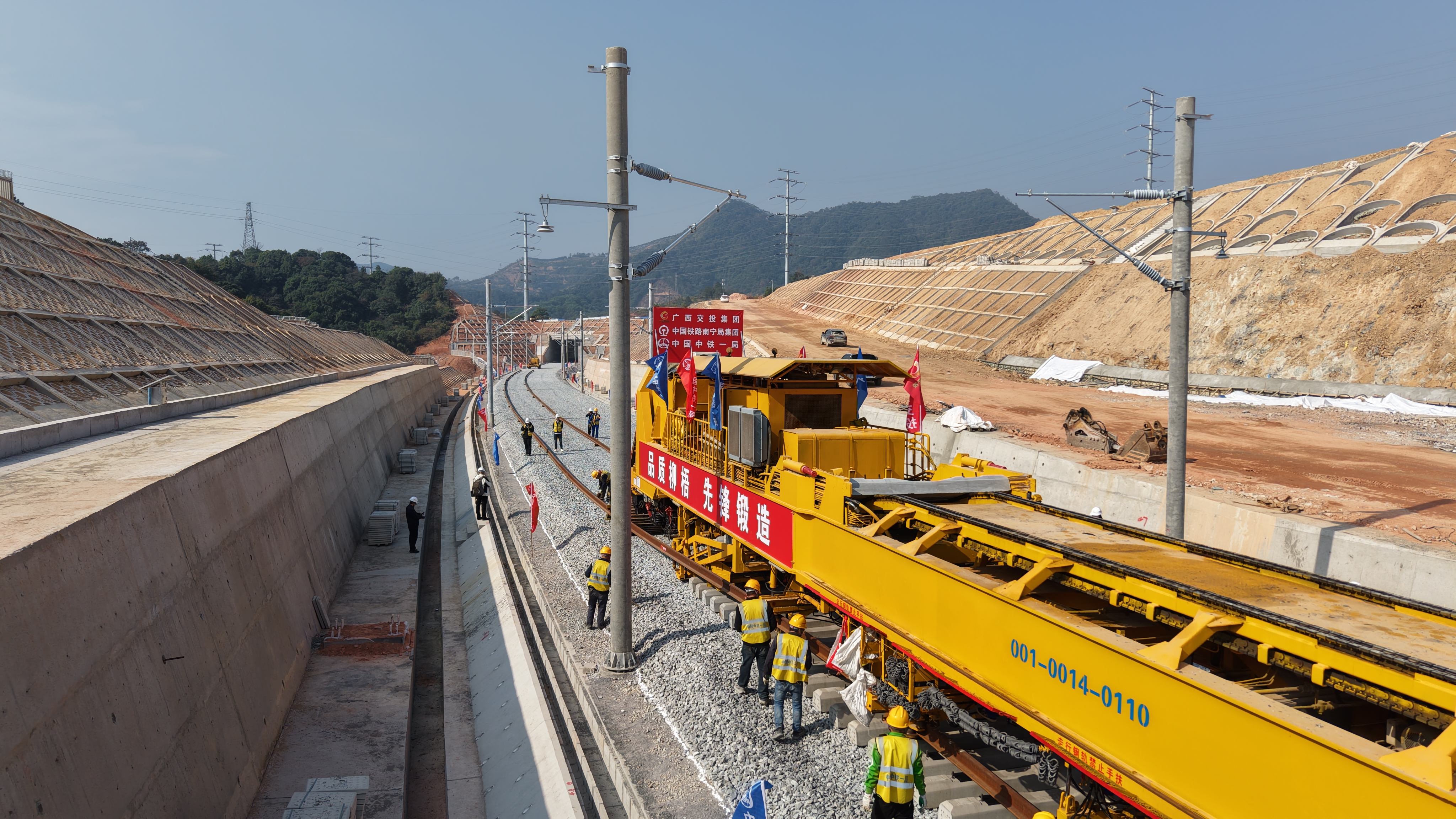 广西柳梧铁路进入全线铺轨阶段