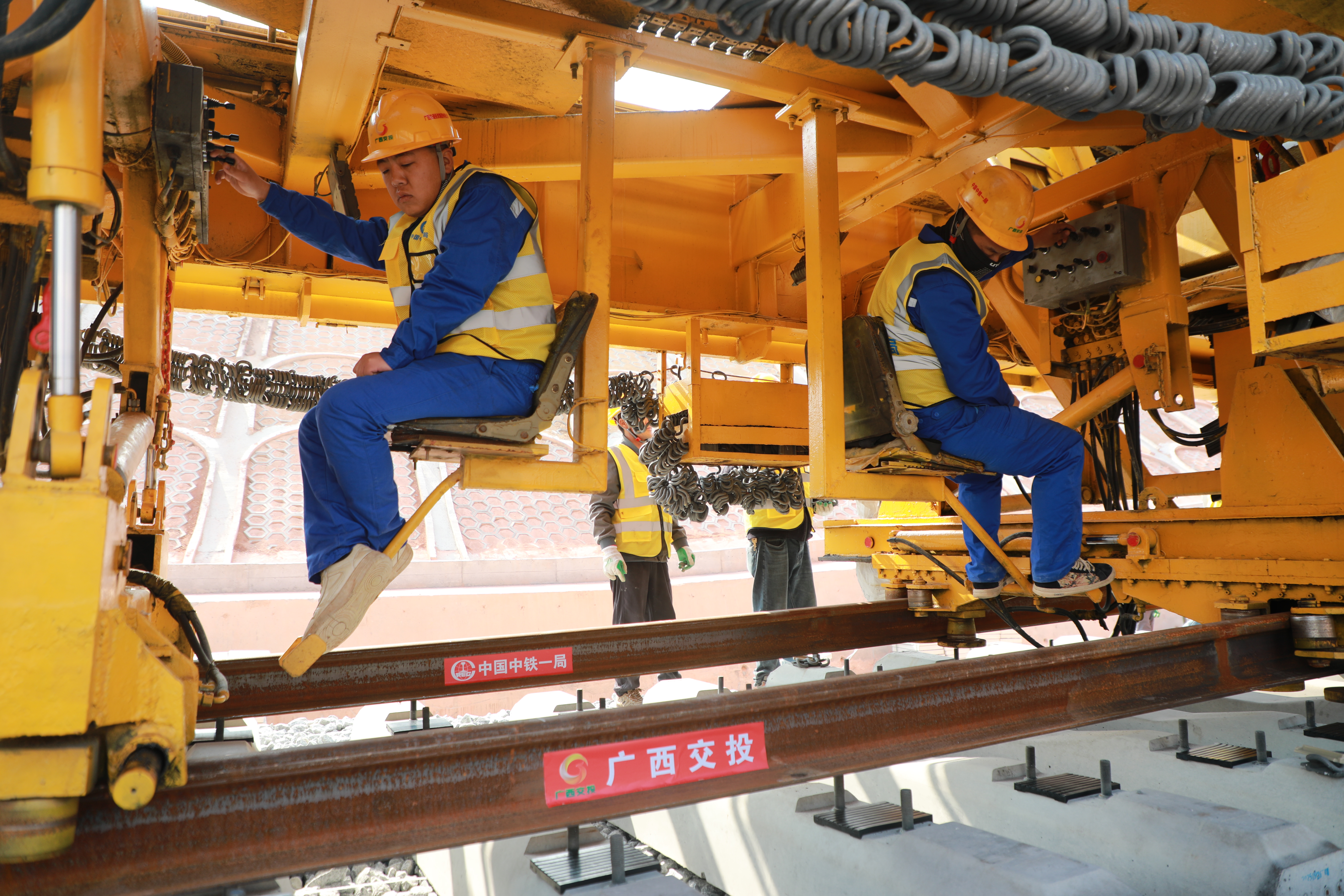 广西柳梧铁路进入全线铺轨阶段