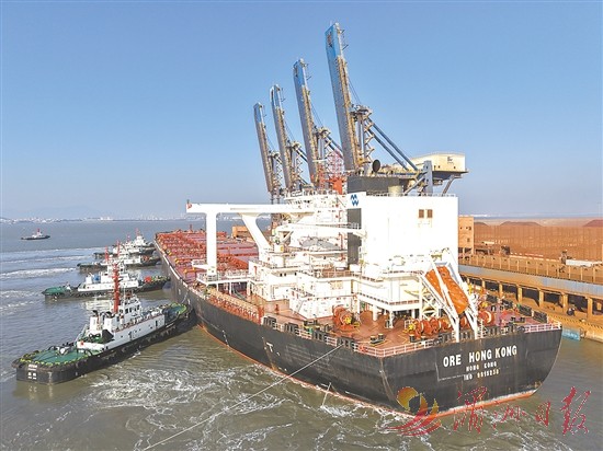 开局即奋战 力夺“开门红” 罗屿港迎来今年首艘40万吨级巨轮