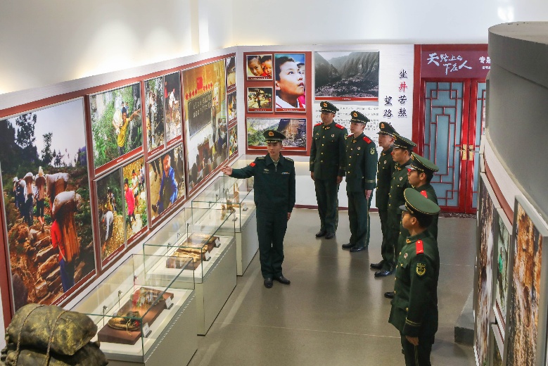 重庆武警官兵组织新兵赴巫山下庄村开展“开年第一课”活动