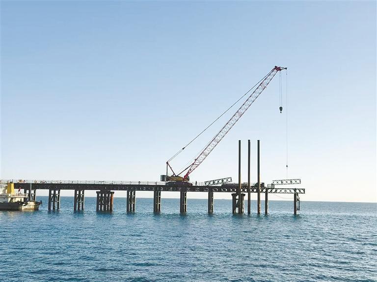长海大桥工程迎关键突破 主墩钢平台顺利贯通 长海大桥工程迎关键突破 主墩钢平台顺利贯通