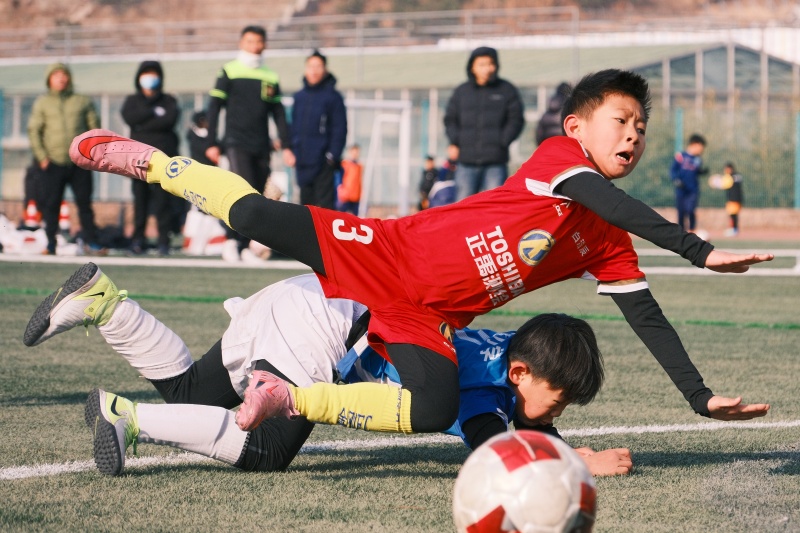 山东青岛:足球贺岁启新程 2026年1月1日,在山东省青岛市城阳区夏庄街道山色峪乡村振兴齐鲁样板省级片区举办的足球邀请赛上,足球小将们在奋力争球。