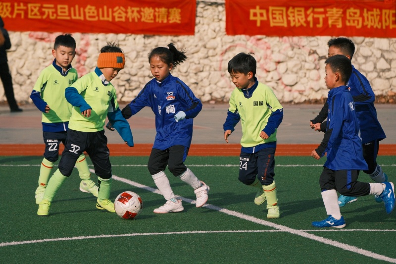 山东青岛:足球贺岁启新程 2026年1月1日,在山东省青岛市城阳区夏庄街道山色峪乡村振兴齐鲁样板省级片区举办的足球邀请赛上,足球小将们在拼抢争球。