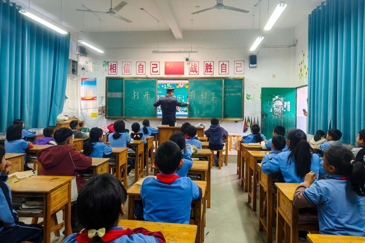 云南怒江：黑板背后的暖心祝福