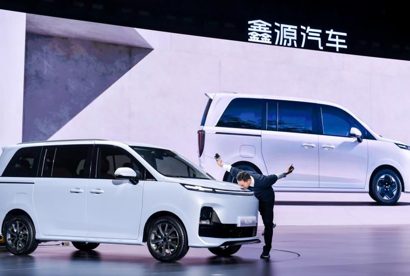 鑫源汽车品牌焕新 发布“向上”战略与全新车型“向上V6”