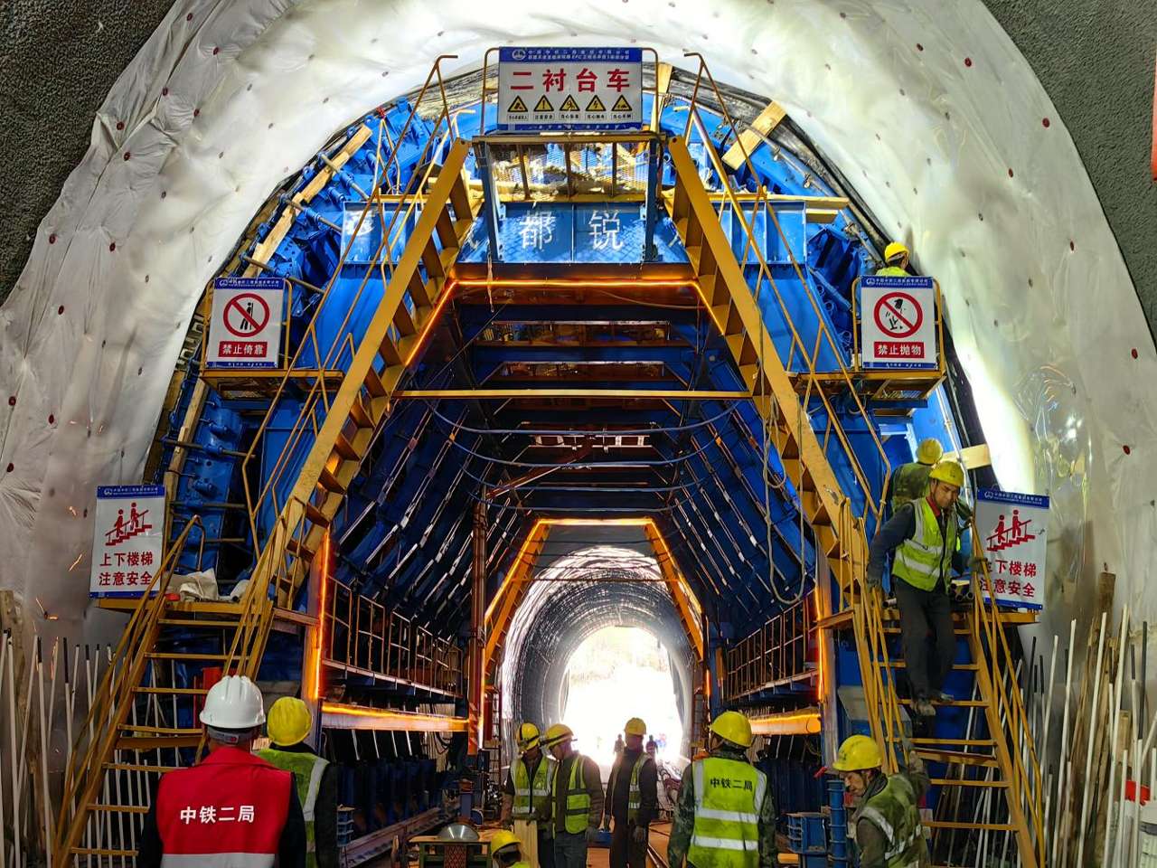 智能建造显身手，天陇铁路柳林隧道贯通