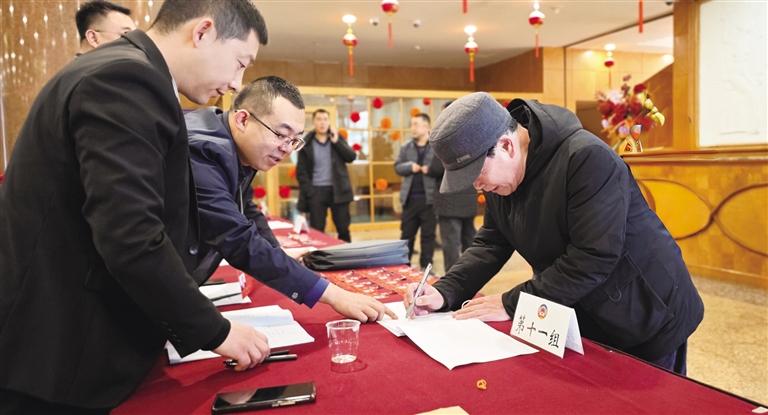 政协委员报到 兰州两会时间正式开启