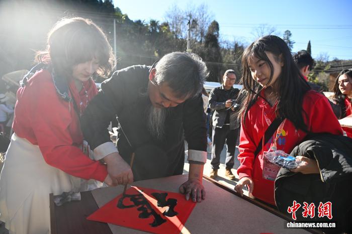 语通情近 国际友人云南乡村迎新春