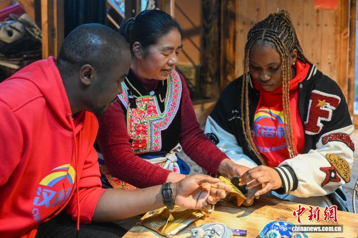 语通情近 国际友人云南乡村迎新春