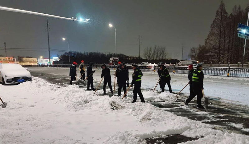 濉溪的雪夜答卷:从“除雪保畅”到“人心通畅” 雪夜除雪。濉溪县委宣传部供图