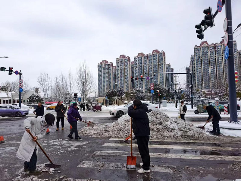 濉溪的雪夜答卷:从“除雪保畅”到“人心通畅” 1月20日凌晨全城除雪。濉溪县委宣传部供图