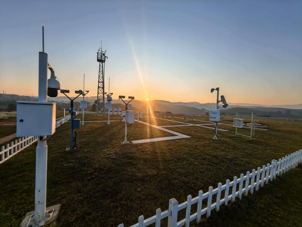 特写:云贵准静止锋下,那群追“锋”的人